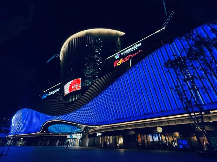 LED media façade on the Taiwan Insurance headquarters building
